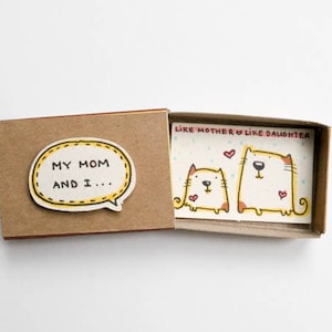 Linda tarjeta de madre hija, regalo para mamá, tarjeta hecha a mano para mamá, regalo para mamá, "A mi mamá y a mí nos gusta madre como hija" Matchbox, OT074