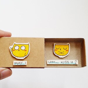 Geestige voorstel liefde kaart / romantische schattige liefde matchbox / schattige gele uil kaart - unieke liefde cadeau - "May I" - "Uhm.. kus je?" - LV123