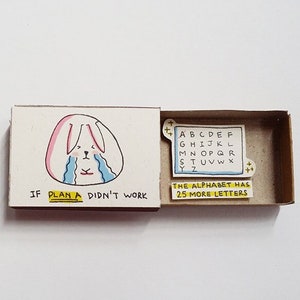 Funny Encouragement Matchbox - Cute Rabbit Greeting Card - Geschenkdoos - "Als plan A niet werkte - het alfabet heeft nog 25 letters" - OT116
