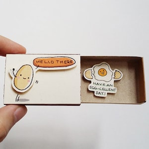 Fun Just Because Card Matchbox - Linda tarjeta de felicitación de huevo - Caja de regalo - "hola" - "Que tengas un día de huevo" - OT111
