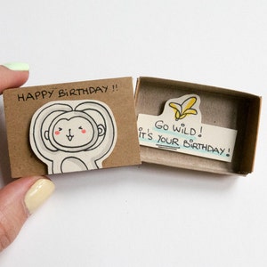 Süße Affe Geburtstagskarte Matchbox/ Kleine Kleine Geschenkbox/ "It es your birthday" Go wild / Happy Birthday/ BD004