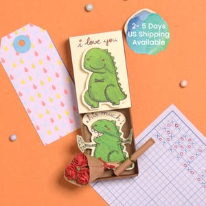 Biglietto d'amore con dinosauro/Divertente biglietto pop-up 3D con dinosauro/Regalo divertente per lei/Biglietto con scatola di fiammiferi/Biglietto con dinosauro/"Ti amo così tanto"/LV099