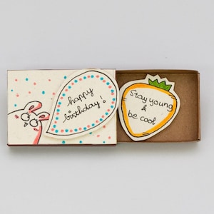 Cartão de Feliz Aniversário/ Presente para Amigos/ Presente Especial de Aniversário/ Cartão de Aniversário de Coelhinho da Páscoa/ Cartão de Aniversário de Gatinho Fofo/ "Fique Jovem e Seja Legal"