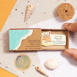 Niedliche Streichholzschachtel - Einzigartige Geschenkbox für Freunde - BFF Grußkarten - "Freunde kommen und gehen wie die Wellen des Ozeans" - OT117."