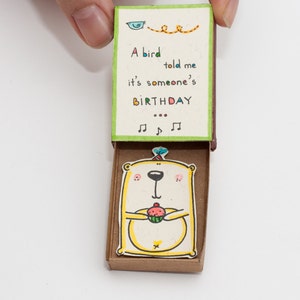 Süße Geburtstagskarte Matchbox/ Süße Geburtstagskarte/ Grußkarte/ Geschenkbox/ Cupcake Bär "A bird told me es someone es birthday" / BD011