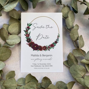 Réservez vos dates de mariage avec des fleurs bordeaux - Invitations de mariage florales élégantes - Carte « Réservez la soirée » - Idée de mariage automne