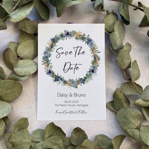 Réservez vos dates pour mariage bleu poussiéreux et eucalyptus - invitations rustiques d'herbe de blé - idée florale personnalisée de papeterie de mariage - faire-parts bohèmes
