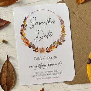 Pour un mariage d'automne, réservez une date avec un feuillage automnal bohème et un mélange de feuilles orange brûlé et brunes - Papeterie de mariage d'automne rustique