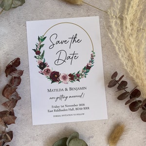 Réservez vos dates de mariage avec des roses bordeaux et rose poudré - Invitations florales élégantes pour un mariage - Cartes de sauvegarde pour la soirée