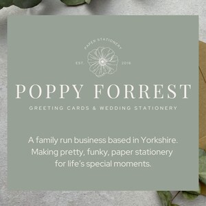 Op de afbeelding: Een lichtgroene achtergrond met een wit klaprooslogo en de tekst "Poppy Forrest Greeting Cards & Wedding Stationery". De tekst hieronder luidt "Een familiebedrijf gevestigd in Yorkshire. Het maken van mooie, funky papieren briefpapier voor speciale momenten in het leven."