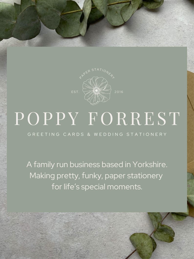 Op de afbeelding: Een lichtgroene achtergrond met een wit klaprooslogo en de tekst "Poppy Forrest Greeting Cards & Wedding Stationery". De tekst hieronder luidt "Een familiebedrijf gevestigd in Yorkshire. Het maken van mooie, funky papieren briefpapier voor speciale momenten in het leven."
