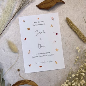Mariage d'automne, réservez des dates avec des feuilles qui tombent - Faire-part de mariage automnal de feuillage éparpillé rustique - Papeterie de mariage bohème