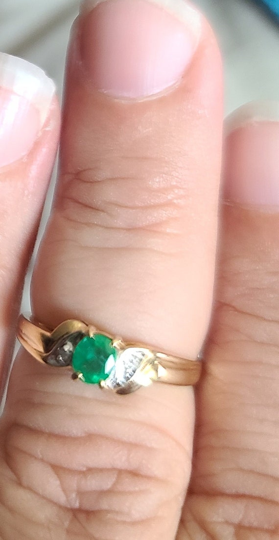 14kt solid gold emerald and diamonds ring