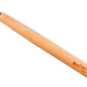 Puede incluir: Una herramienta de talla de madera con un mango largo y delgado y una cuchilla de metal. El mango está hecho de madera de color claro y tiene una mancha marrón oscura. La cuchilla está hecha de metal y es afilada. La herramienta está etiquetada como "Maru-Ken" y "B-20".