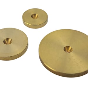Peut inclure: Trois disques en laiton de tailles différentes, chacun avec un trou central. Les disques ont une surface lisse et réfléchissante et une couleur dorée chaude. Le plus petit disque mesure environ 1,3 cm de diamètre, le disque moyen environ 2,5 cm et le plus grand environ 5 cm.