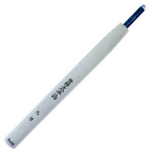 Puede incluir: Una herramienta de talla de madera de 6 mm con un mango de madera blanco y una cuchilla de metal negro. El mango tiene texto japonés que dice "高松藤吉".