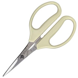 Puede incluir: Tijeras color crema con hojas de acero inoxidable. Los mangos son de color beige claro y tienen grandes bucles para los dedos. Las hojas son afiladas y puntiagudas. El texto "STAINLESS STEEL MADE IN JAPAN" está impreso en la hoja.