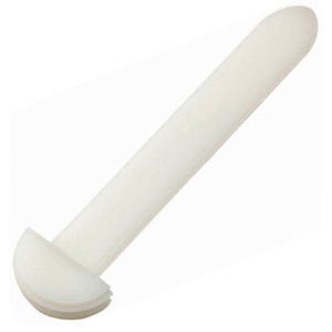 Puede incluir: Un objeto cilíndrico blanco con un extremo redondeado y una base plana semicircular. El objeto parece estar hecho de un material poroso, posiblemente espuma o una sustancia similar. El diseño es simple y funcional, con una estética limpia y minimalista.