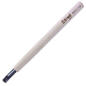 Puede incluir: Una herramienta de talla de madera con una cuchilla de metal negro y un mango de madera. El mango está inscrito con caracteres japoneses.