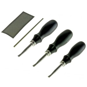Könnte beinhalten: Ein Set von Lederwerkzeug, darunter drei Kantenformer mit schwarzen Griffen und silbernen Klingen, ein Metallstab und ein rechteckiges Stück Schleifmaterial. Die Werkzeuge sind auf weißem Hintergrund angeordnet.