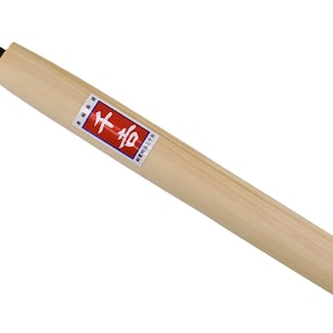 以下が含まれることがあります： 黒い金属製の刃と木製の柄が付いたノミ。柄には日本語と「6mm」の文字が刻まれています。