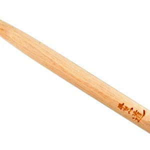 Peut inclure: Un outil de sculpture sur bois avec une lame tranchante et angulaire et un manche en bois clair. Le manche porte du texte et des mesures en japonais. La lame est en métal. Conçu pour les projets de sculpture sur bois détaillés.