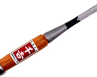 Cincel plano Senkichi de 9 mm con hoja de acero Yasuki de papel blanco, mango de roble rojo y virola de hierro para proyectos de carpintería y ebanistería.