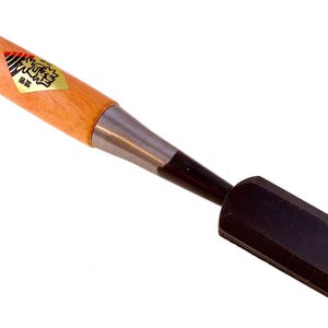 Cincel de carpintero Sakura Woodcarving de 30 mm, herramienta para tallar madera, hoja de acero SK-5 con mango de madera de banco Oire para bricolaje y aficiones.