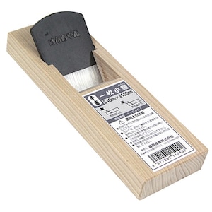 Op de afbeelding: Een houten handvlak met een zwart metalen mes. De vlak is 38 cm lang en 10 cm breed. Het label op de vlak luidt "One Piece Small Plane 40mm x 150mm".