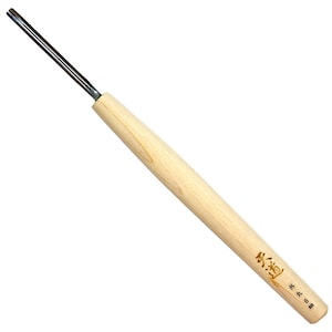 以下が含まれることがあります： 薄い鋭い刃と木製のハンドルを持つ木彫り用の道具です。ハンドルには「木彫」という日本語が刻印されています。これは「木彫り」を意味します。