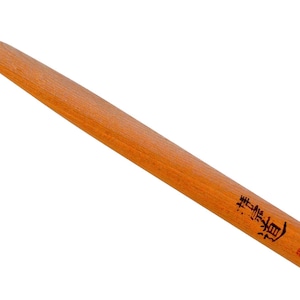 以下が含まれることがあります： 黒い刃と木製のハンドルが付いた小さな彫刻刀。ハンドルには日本語の文字が刻まれています。