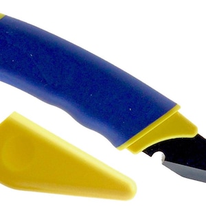 Pode incluir: Um estilete com cabo azul e detalhes em amarelo, apresentando um orifício na extremidade para pendurar. A lâmina é preta e pontiaguda, e a ferramenta inclui uma capa protetora amarela separada para cobrir a lâmina quando não usada.