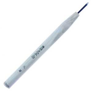 Puede incluir: Una herramienta de madera con una punta de metal negro, etiquetada con "1.5mm" y "2". La herramienta está etiquetada en japonés con el texto "谷村木藝".