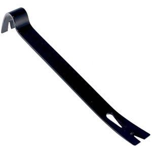 Pode incluir: Um pé-de-cabra de metal preto com uma haste plana e reta, uma extremidade curva em forma de gancho para alavancagem e uma extremidade bifurcada com entalhe projetada para remover pregos. A ferramenta tem um acabamento escuro e liso.