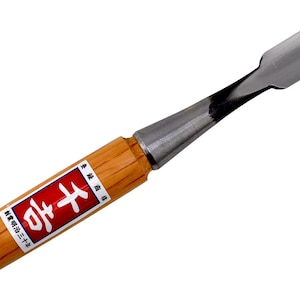 Cincel de gubia en forma de U plana Senkichi de 15 mm con hoja de acero de papel blanco Yasuki y mango de roble rojo para tallado y carpintería de precisión.
