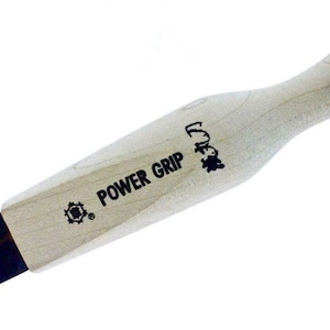 以下が含まれることがあります： 黒い金属製の刃と木製のハンドルが付いた木製の工具。ハンドルには「POWER GRIP」と「1 1/8」の文字が印刷されています。