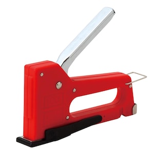 Puede incluir: Una grapadora manual roja con un mango cromado y una base negra. La herramienta tiene un mango curvo y un cuerpo rectangular. La grapadora está diseñada para sujetar materiales.