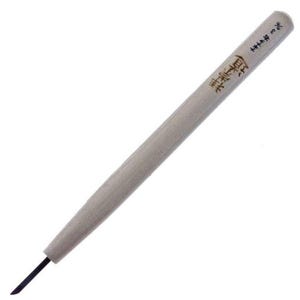 Puede incluir: Un cuchillo para tallar madera gris claro con una hoja negra. El mango tiene texto japonés en tinta marrón. El cuchillo está diseñado para tallar y esculpir con detalle.