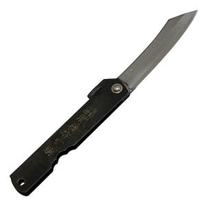 Könnte beinhalten: Ein schwarzes Klappmesser mit einer silbernen Klinge. Das Messer hat eine gebogene Klinge und einen Griff mit eingravierten japanischen Schriftzeichen. Die Klinge ist teilweise geöffnet und zeigt die scharfe Schneide. Der Griff hat ein kleines Loch am Ende.