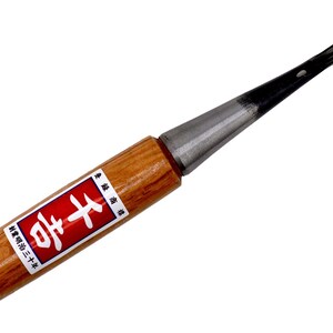 Cincel de vaso con gubia en V Senkichi de 6 mm con hoja de acero para papel blanco Yasuki y mango de roble rojo para ranuras y patrones de precisión en carpintería.