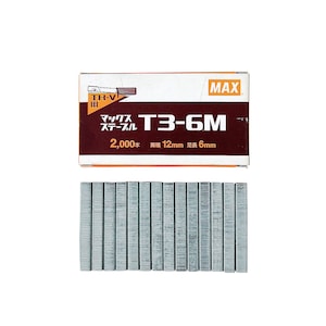 Puede incluir: Una caja de grapas MAX T3-6M con el texto "2.000", "肩幅 12mm", y "定長 6mm". Debajo de la caja hay filas de grapas plateadas. La caja es naranja y blanca.