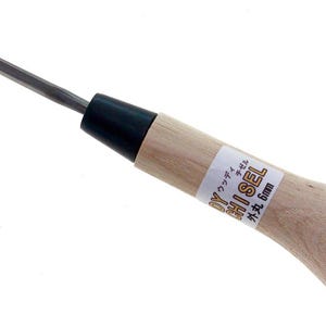 Puede incluir: Un cincel de mango de madera con una virola de plástico negro y una hoja de metal. El cincel está etiquetado como "DIY Chisel" y "6mm".