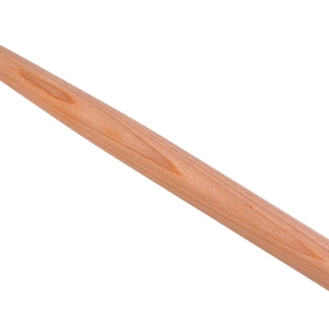 Puede incluir: Una herramienta para tallar madera con una cuchilla curva. La herramienta presenta un mango de madera marrón claro y una cuchilla de color plateado. El mango es cilíndrico y se estrecha ligeramente hacia la cuchilla. La cuchilla es curva y parece afilada.