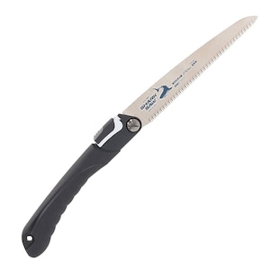Puede incluir: Una sierra plegable Shark Saw con un mango negro y gris y una hoja plateada. La hoja tiene una serie de pequeños dientes para cortar. La sierra tiene las palabras "SHARK SAW" y un logotipo de tiburón.