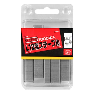 Puede incluir: Paquete de plástico transparente que contiene grapas plateadas. Una etiqueta roja con texto japonés y el texto "SL12-08" y "1000" es visible. Las grapas miden aproximadamente 12 mm de largo.
