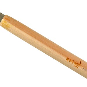 Puede incluir: Una herramienta de talla con mango de madera y hoja de metal. El mango es de color marrón claro y tiene el texto "M-3 2 mm" y "24.50" grabado.