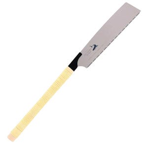Puede incluir: Una sierra de tracción plateada con un mango negro y un agarre envuelto de color crema. La hoja de la sierra tiene dientes finos a lo largo de un borde. El texto "Shark Saw" y un logotipo están impresos en la hoja.