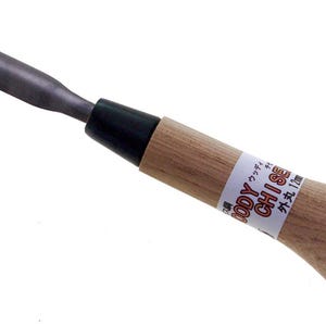 Könnte beinhalten: Ein Holzgriff-Meißel mit schwarzem Bund und einer Metallklinge. Der Griff trägt den Text "BODY CHISEL" in Rot und japanischen Text in Schwarz.