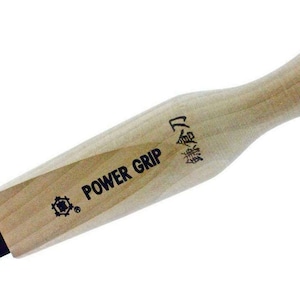 以下が含まれることがあります： 黒い刃と木製のハンドルが付いた木製の工具。ハンドルには「POWER GRIP」と「15cm」の文字が印刷されています。