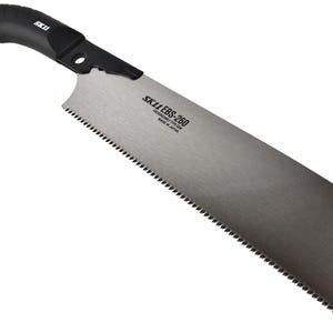 Puede incluir: Una sierra de mano negra y plateada con un mango de plástico negro. La hoja de sierra está etiquetada con "SK11 EBS-260" y "MADE IN JAPAN".
